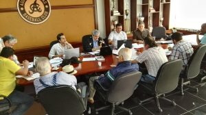 Vista parcial de una de las reuniones de trabajo del equipo de Operaciones de las Águilas. Figuran el presidente Winston Llenas, Luichy Sánchez, Ángel Ovalle, Kevin Cabral, Octavio Álvarez, Luima Sánchez, Gaby Hernández, Papi Bisonó, José Augusto Vega Imbert, Juan Mercado Sosa y Kelvin Domínguez
