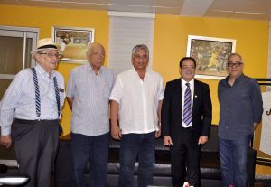 De izquierda a derecha los presidentes Ad-Vitam de las Águilas Cibaeñas José Augusto Vega Imbert y Reynaldo (Papy) Bisonó; Winston (Chilote) Llenas, el ingeniero Julio César Correa y Jochy Sánchez.