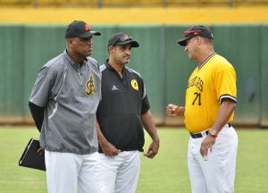 David Rosario junto a sus asistentes Fernanado Hernández y Mendito López, durante los entrenamientos de las Aguilas.